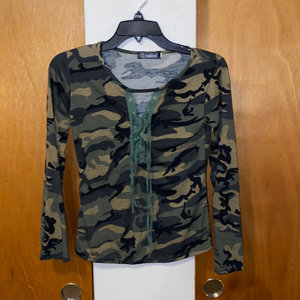 🖤💚🖤NWOT Ouneini Camouflage Top